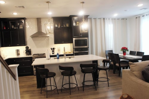 Beautiful 5-bedroom house with Large Patio backyard in charming Lathrop