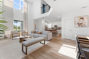 House (5 Bedrooms) | Living area