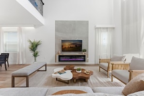 House (5 Bedrooms) | Living area