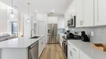 House (5 Bedrooms) | Private kitchen | Microwave, oven, stovetop, dishwasher