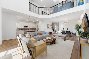 House (5 Bedrooms) | Living area