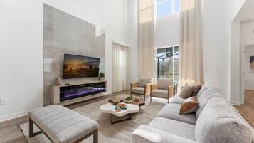 Casa (5 Bedrooms) | Área de sala de estar | Smart TV de 50 pulgadas con canales por cable