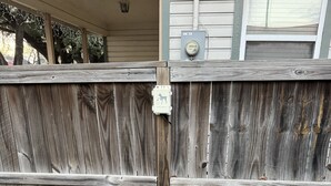 A wooden fence with a utility box attached to it. - Amazing 2-bedroom house in beautiful Houston with AC (Houston)