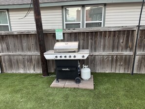 Terrace/patio - Amazing 2-bedroom house in beautiful Houston with AC (Houston)