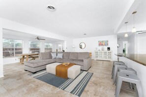 Smart TV, books - Waterfront Vibes • Pool, Kayaks, Bikes & BBQ Near Beaches & Downtown (Punta Gorda)