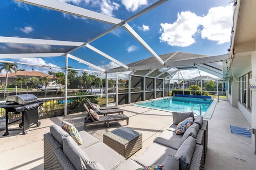 Waterfront Vibes • Pool, Kayaks, Bikes & BBQ Near Beaches & Downtown