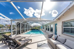 Outdoor pool - Waterfront Vibes • Pool, Kayaks, Bikes & BBQ Near Beaches & Downtown (Punta Gorda)