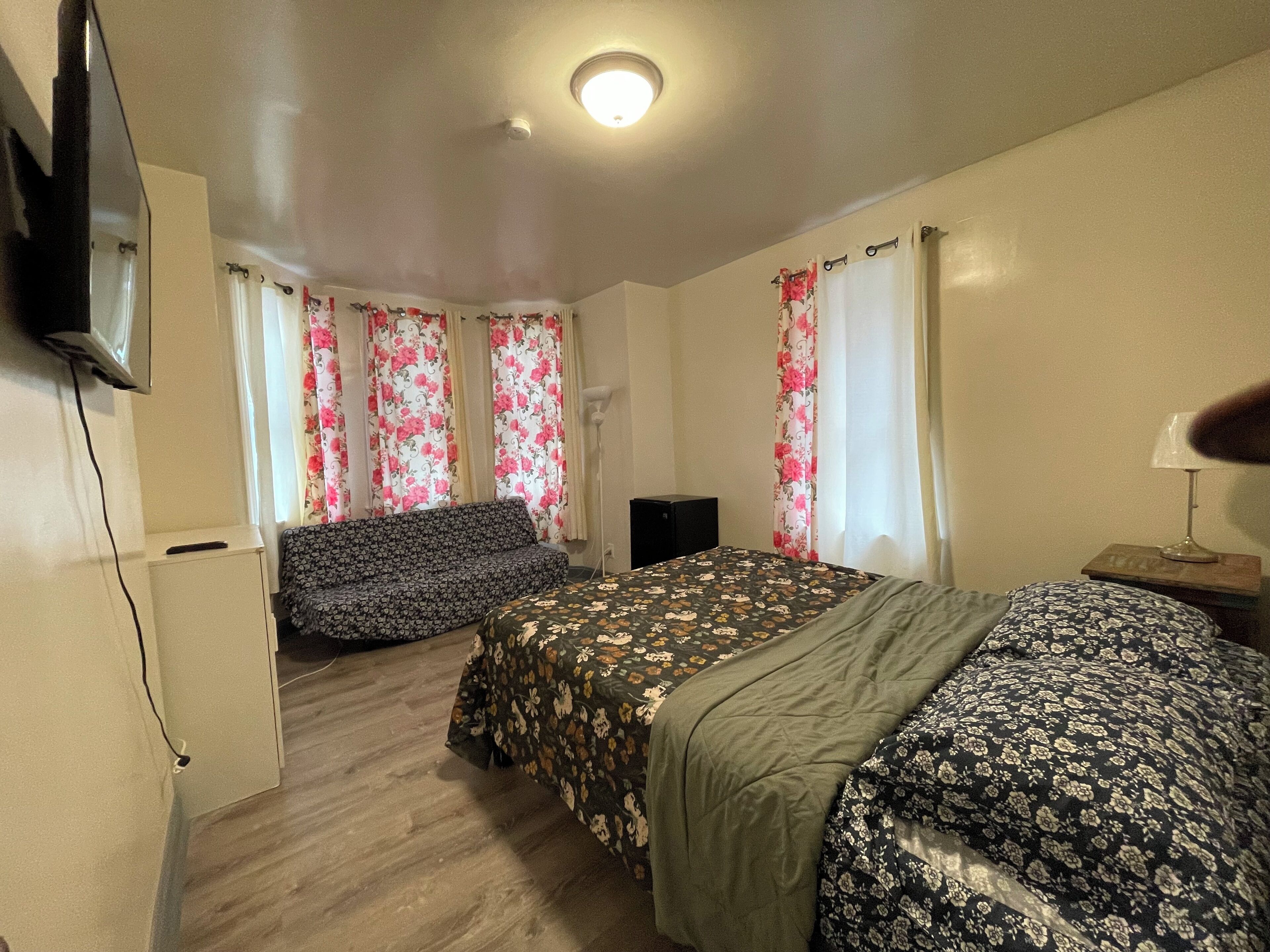 1 soverom, strykejern/-brett, wi-fi (inkludert) og sengetøy