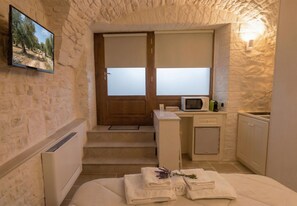 WiFi, bed sheets - Arcobaleno - Campanile Inn; Comfortable room in historic building in Locorotondo (Locorotondo)