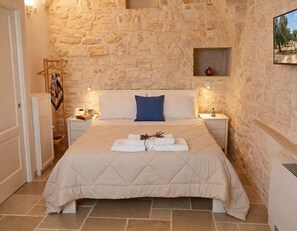 WiFi, bed sheets - Arcobaleno - Campanile Inn; Comfortable room in historic building in Locorotondo (Locorotondo)