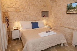 WiFi, bed sheets - Arcobaleno - Campanile Inn; Comfortable room in historic building in Locorotondo (Locorotondo)
