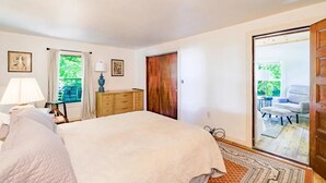 A bedroom with a bed, a dresser, a lamp, and a window with curtains. - Amazing 2-bdrm apartment in quintessential coastal Friendship, Maine - 1st floor (Friendship)