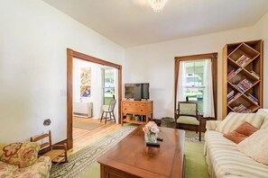 Living area - Amazing 2-bdrm apartment in quintessential coastal Friendship, Maine - 1st floor (Friendship)