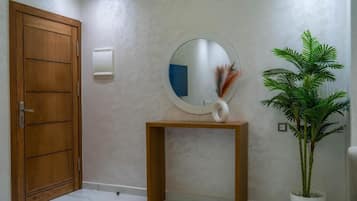 Apartamento, balcón | Interior