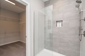 Shower, hair dryer, towels, soap - Downtown Des Moines Near Lake/Recreation (Des Moines)