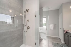 Shower, hair dryer, towels, soap - Downtown Des Moines Near Lake/Recreation (Des Moines)