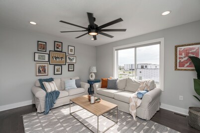 Downtown Des Moines Near Lake/Recreation