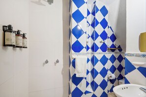 Shower, hair dryer, towels, soap - Casa Trinidad - Luxury 9BR House in the Old City w/ Cook & Security (Cartagena de Indias)