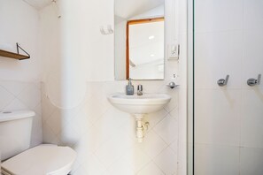 Shower, hair dryer, towels, soap - Casa Trinidad - Luxury 9BR House in the Old City w/ Cook & Security (Cartagena de Indias)