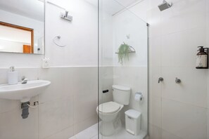Shower, hair dryer, towels, soap - Casa Trinidad - Luxury 9BR House in the Old City w/ Cook & Security (Cartagena de Indias)