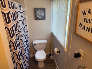 Toallas, jabón, papel de baño 