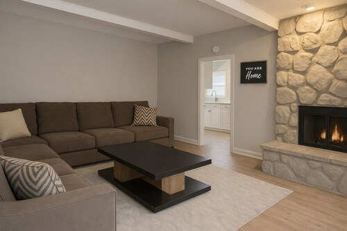 Lovely 2-bedroom first floor apartment with AC in charming Bay City