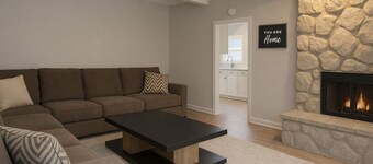 Lovely 2-bedroom first floor apartment with AC in charming Bay City