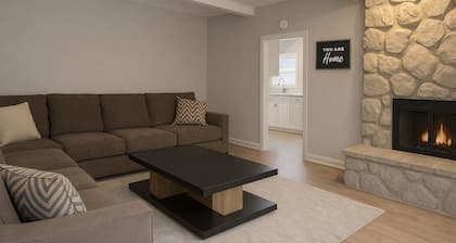 Lovely 2-bedroom first floor apartment with AC in charming Bay City