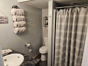 Shower, hair dryer, towels, soap - 2 BD/2 BA - 5 min to Midtown - Close to Ski Apache (Ruidoso)