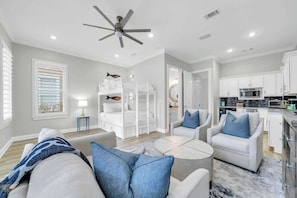 4 bedrooms, iron/ironing board, travel cot, free WiFi - Palm Paradise by Stay on 30a (Seacrest Beach)