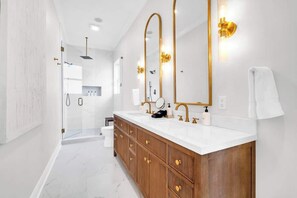 Shower, hair dryer, shampoo - Palm Paradise by Stay on 30a (Seacrest Beach)