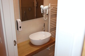 Hårføner, håndklær, såpe og toalettpapir