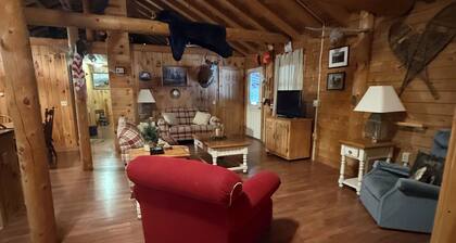 Cozy 3-bedroom rustic lodge in Island Falls for a relaxing getaway in nature