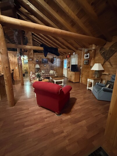 Cozy 3-bedroom rustic lodge in Island Falls for a relaxing getaway in nature