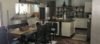 Uptown Rogers 4/2 Pool Home. Dogs Ok. Walk to Mall, Entertainment District!