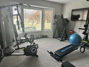 Fitness facility - Uptown Rogers 4/2 Pool Home. Dogs Ok. Walk to Mall, Entertainment District! (Rogers)