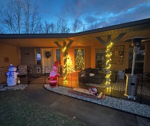 Children’s area - 4/2 Pool Home-Uptown Rogers.  Sm Dogs Ok. Walk to Mall, Entertainment District! (Rogers)