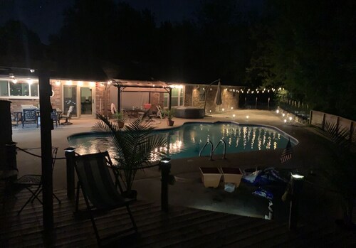 4/2 Pool Home-Uptown Rogers.  Sm Dogs Ok. Walk to Mall, Entertainment District!