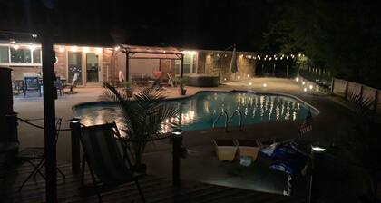 4/2 Pool Home-Uptown Rogers. Sm Dogs Ok. Walk to Mall, Entertainment District!