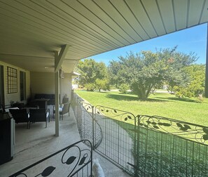 Terrace/patio - Uptown Rogers 4/2 Pool Home. Dogs Ok. Walk to Mall, Entertainment District! (Rogers)