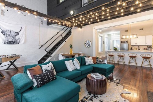 Spacious & Chic - Walk to OTR, DT and Sleeps 11
