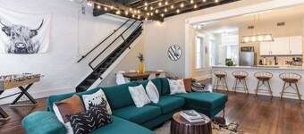 Spacious & Chic - Walk to OTR, DT and Sleeps 11