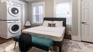 Een strijkplank/strijkijzer, wifi, beddengoed