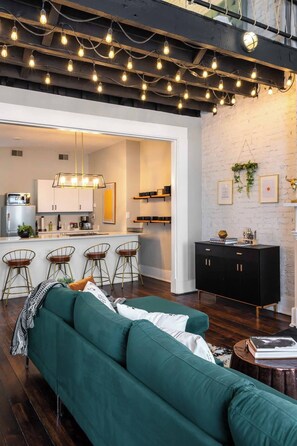 Smart TV - Spacious & Chic - Walk to OTR, DT and Sleeps 11 (Cincinnati)