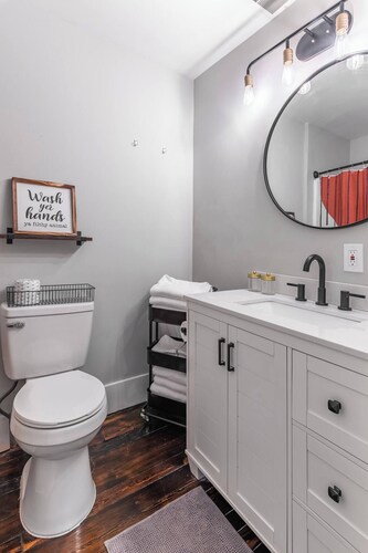 Spacious & Chic - Walk to OTR, DT and Sleeps 11