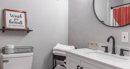 Spacious & Chic - Walk to OTR, DT and Sleeps 11