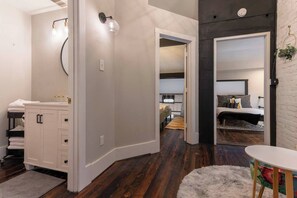 4 bedrooms, iron/ironing board, WiFi, bed sheets - Spacious & Chic - Walk to OTR, DT and Sleeps 11 (Cincinnati)
