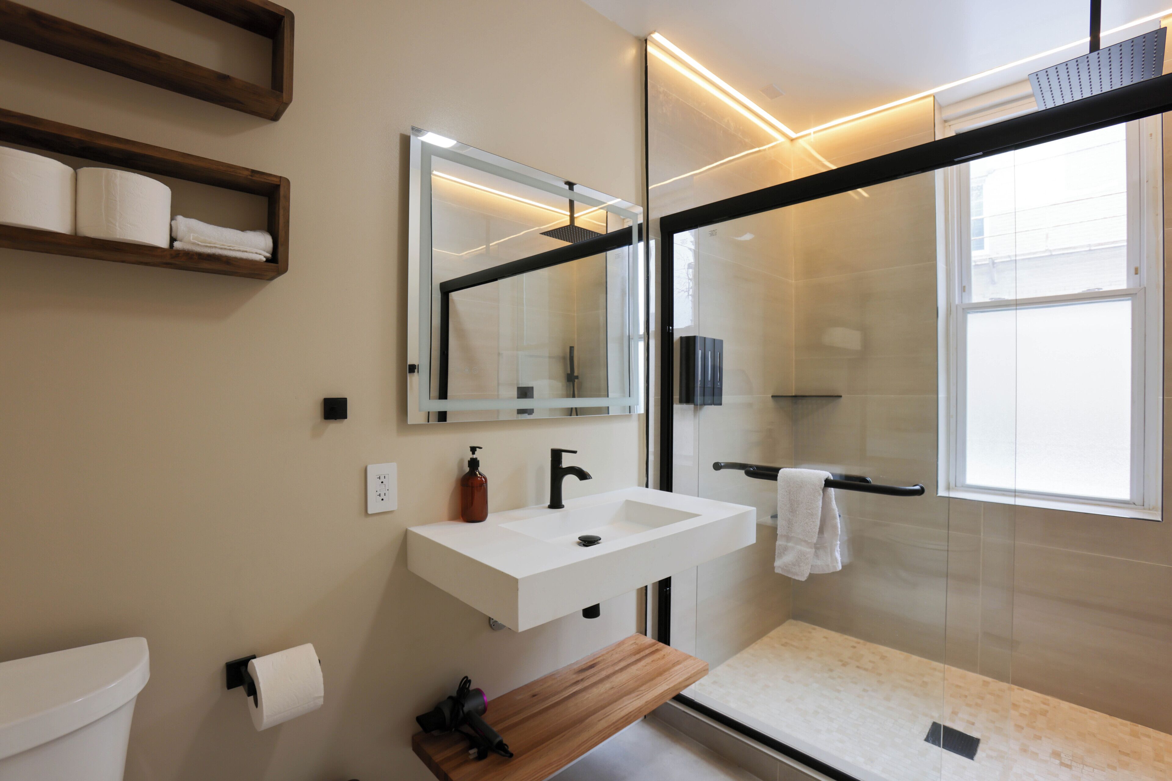 Een haardroger, handdoeken, zeep, toiletpapier