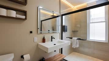 Een haardroger, handdoeken, zeep, toiletpapier