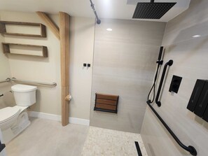 Secador de pelo, toallas, jabón, papel higiénico